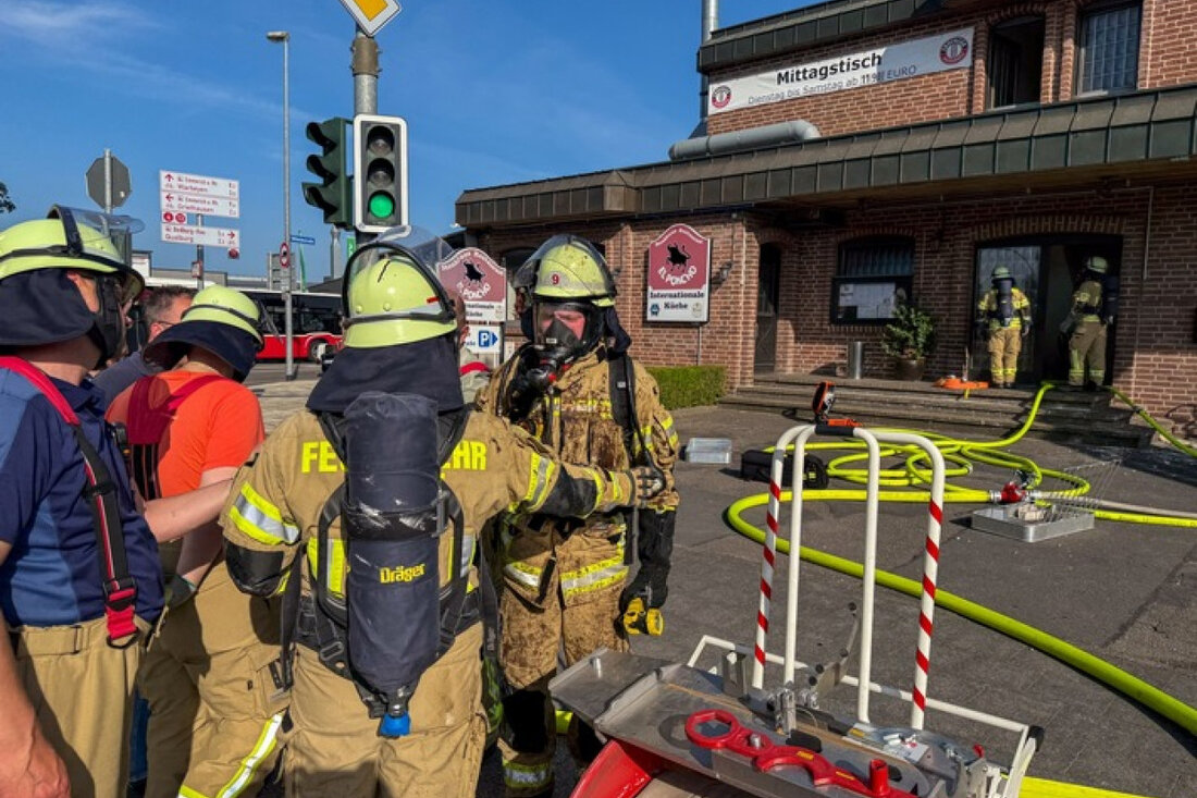 Fettbrand im Kamin verursacht Großeinsatz der Feuerwehr Kleve im Steakhouse El Poncho. Drei Personen ins Krankenhaus.